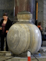 DSCN0320.JPG Urn in Hagia Sophia