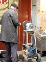 DSCN0377.JPG Itinerant knife sharpener