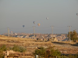 DSCN0490.JPG early morning baloons over Capadocia