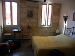 Avignon hotel room