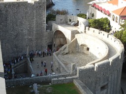 tourists arriving through the Pile Gate