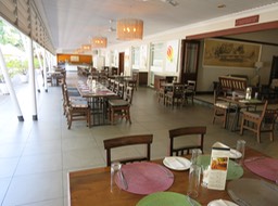 eating area at Victoria Falls hotel