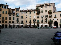 Lucca_Piazza_Anfiteatro