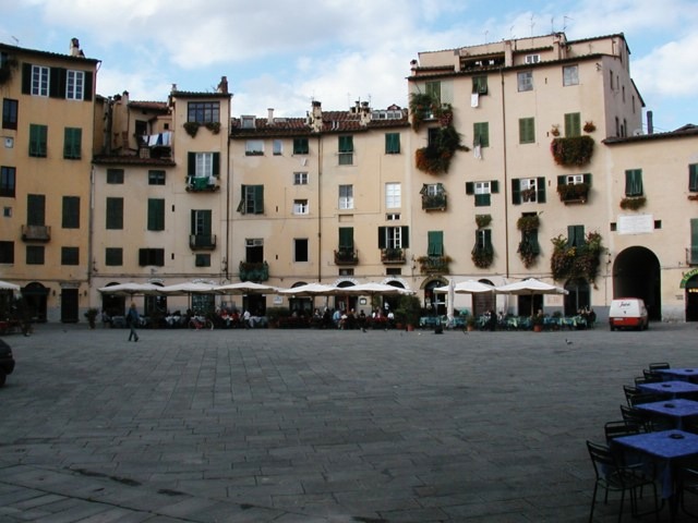 Lucca_Piazza_Anfiteatro