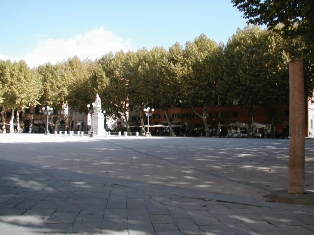 Lucca_Piazza_Napoleone
