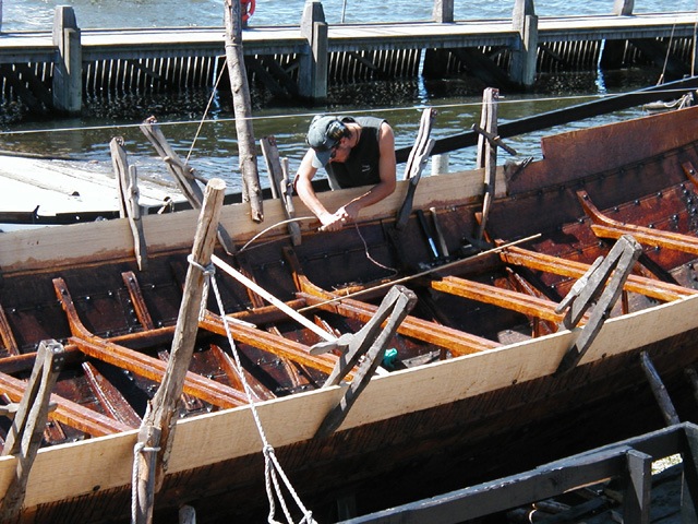 Roskilde-viking- drilling with original tools