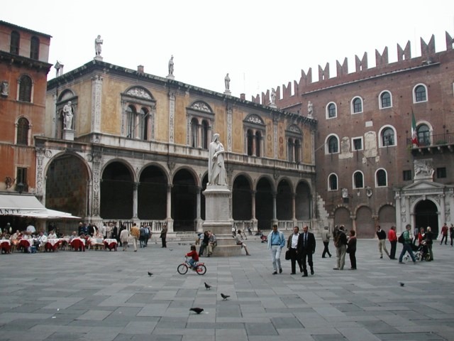 Verona_piazza_dei_Signori